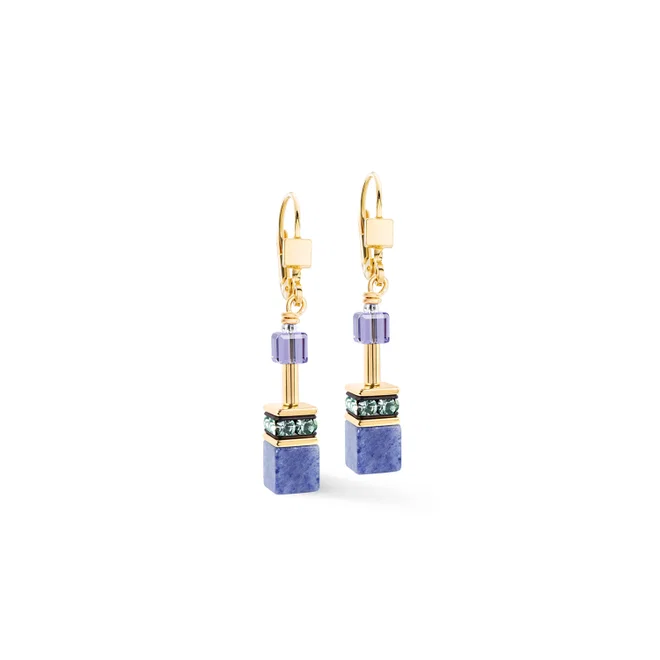 De GeoCUBE&reg; Iconic Precious Earrings Pastel Garden brengt frisse elegantie in elke sieradencollectie. Blauwe aventurijn, synthetisch tijgeroog en fonkelende Swarovski-kristallen&reg; cre&euml;ren een delicate harmonie ge&iuml;nspireerd door zachte pasteltinten en natuurlijk licht. Het iconische GeoCUBE-ontwerp&reg; geeft deze designeroorbellen een vrouwelijke, eigentijdse uitstraling met tijdloze uitstraling. Zachte kleuraccenten en glinsterende kristaldetails maken ze prachtig veelzijdig, en passen moeiteloos bij linnen, maatwerk of elegante gelegenheidskleding. Deze premium oorbellen voegen frisheid en verfijnde kleur toe, terwijl ze elk seizoen gemakkelijk te dragen zijn. Samen met de bijpassende ketting en armband vormen ze een prachtig uitgebalanceerde sieradenset. Blauwe aventurijn, synthetisch tijgeroog, Swarovski-kristallen&reg;, strasssteenrondellen en goudkleurig roestvrij staal combineren hoogwaardige materialen met uitzonderlijk vakmanschap.