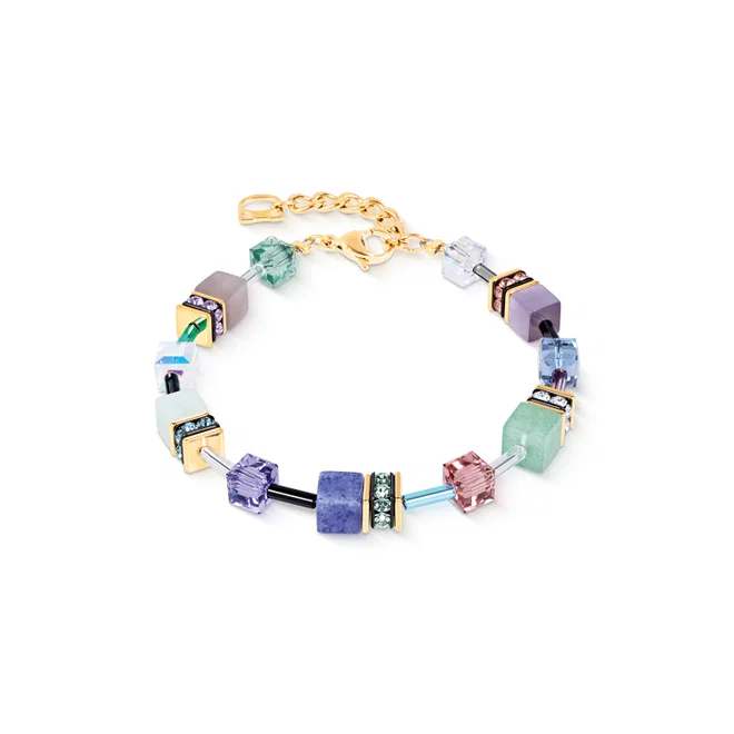 De GeoCUBE&reg; Iconic Precious Bracelet Pastel Garden vangt de lichtheid van de lente door een sierlijke mix van zachte natuurlijke kleuren. Groene aventurijn, blauwe aventurijn, amazoniet en agaat worden versterkt door fonkelende Swarovski-kristallen&reg;, waardoor een designerarmband vol frisheid, elegantie en moderne vrouwelijkheid ontstaat. Het iconische GeoCUBE-ontwerp&reg; geeft het stuk zijn onmiskenbare karakter. Zachte pasteltinten en lichtgevende kristalaccenten maken deze premium armband prachtig veelzijdig, die zowel casual looks, zakelijke kleding als gelegenheidskleding compleet. Of je nu alleen draagt of met de bijpassende ketting en oorbellen, het voegt moeiteloze verfijning en verfijnde kleur toe aan elke sieradencollectie. Groene aventurijn, blauwe aventurijn, amazoniet, agaat, Swarovski-kristallen&reg;, strasssteenrondellen en goudkleurig roestvrij staal verenigen zorgvuldig geselecteerde natuurlijke materialen met uitzonderlijk vakmanschap.