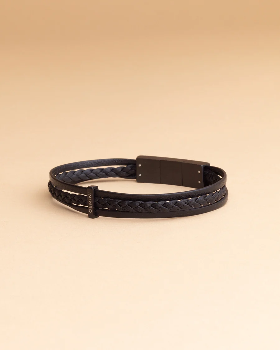 Deze armband, modelnummer TER BLACK 061-XXL, is gemaakt van zwart gevlochten en glad leer, en valt binnen de categorie sieraden met het type armband. Draag hem losjes om de pols voor een casual uitstraling, of combineer met andere accessoires voor een stijlvolle look. Perfect voor dagelijks gebruik of speciale gelegenheden.