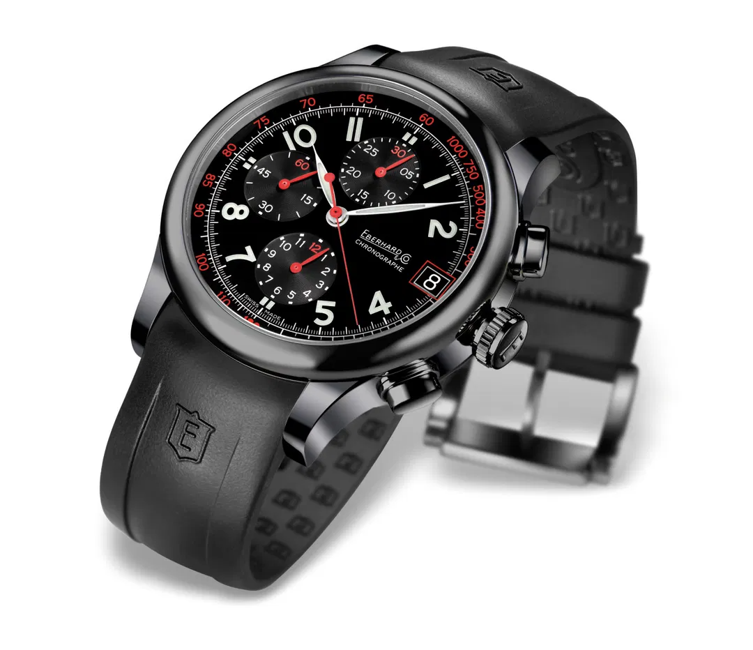 De EBERHARD TRAVERSETOLO CHRONO MTE31053CU071/333 is een stijlvolle polshorloge. Het heeft een roestvrijstalen kast van 43 mm en een zwarte wijzerplaat en band. Het horloge biedt een datumaanduiding en is anti-allergisch. Besteed aandacht aan het matchen van de zwarte kleur met elegante outfits voor een verfijnde uitstraling. Perfect voor formele gelegenheden.