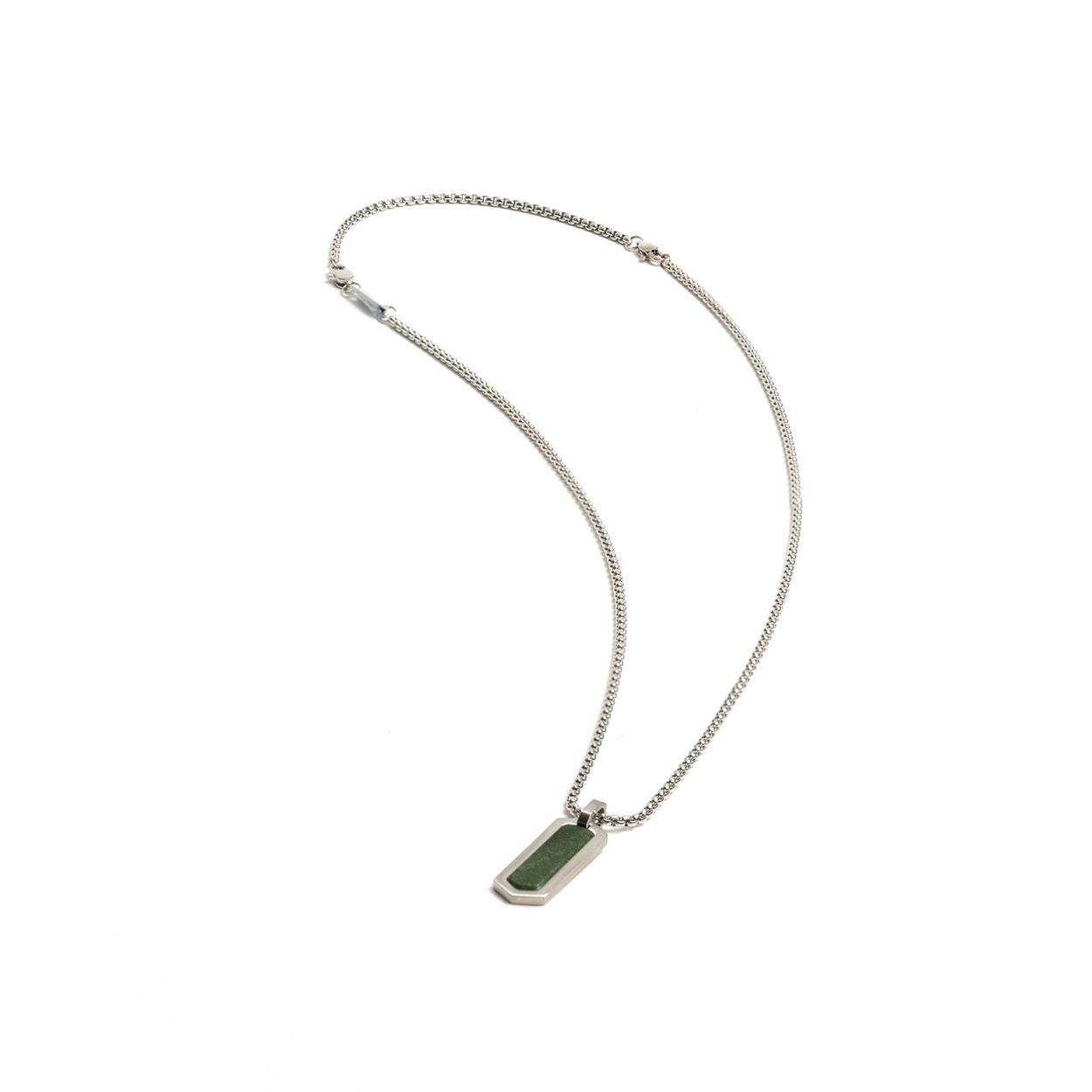 De ketting ROMA SILVER NNR2 van onvermeld merk is een opvallende zilverkleurige halsketting in roestvrij staal met een groene steen. Met een luxueuze uitstraling voegt het een vleugje elegantie toe aan elke outfit. Draag deze ketting afzonderlijk voor een subtiele look of combineer met andere kettingen voor een gelaagd effect. Perfect voor zowel dagelijkse als feestelijke gelegenheden.