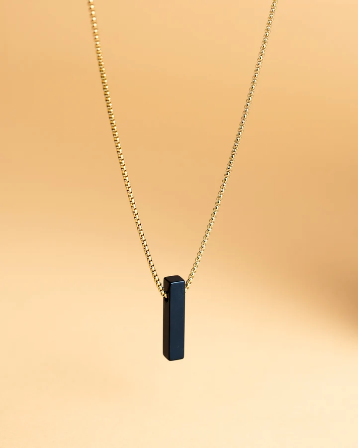 De ketting TANTUM GOLD BLACK NNS is een stijlvolle roestvrijstalen ketting in goudkleur met een zwarte agaatsteen. Deze ketting valt onder de categorie juwelen en is een halsketting.  Perfect voor zowel dagelijks gebruik als speciale gelegenheden.