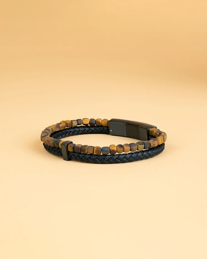 Deze Double Tiger armband, modelnummer DOUBLE TIGER, beschikt over gevlochten zwart leer en unieke Tiger Eye kralen. Het is een XXL armband die valt onder de categorie sieraden, specifiek een armband. Draag hem solo voor een robuuste look of combineer met andere armbanden voor een trendy, gelaagde stijl. Perfect voor elke gelegenheid.