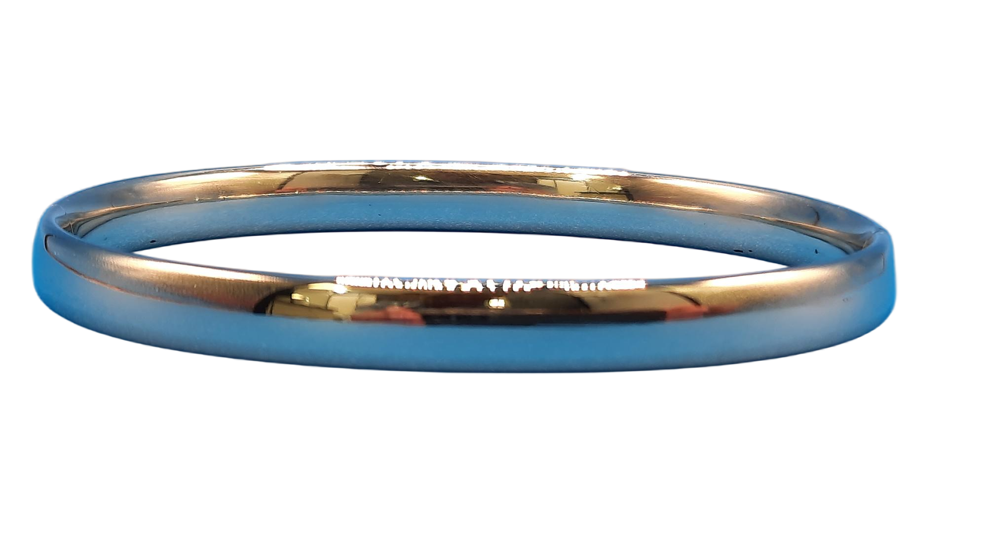 De gouden armband 14kt, modelnummer 0002295, is een schitterend juweel van 14 karaat goud met een diameter van 60 mm en een breedte van 5 mm. De armband weegt 7 gram en heeft een elegante goudkleur. Draag dit tijdloze stuk als een verfijnd accent voor zowel dagelijkse als speciale gelegenheden, perfect te combineren met andere sieraden.