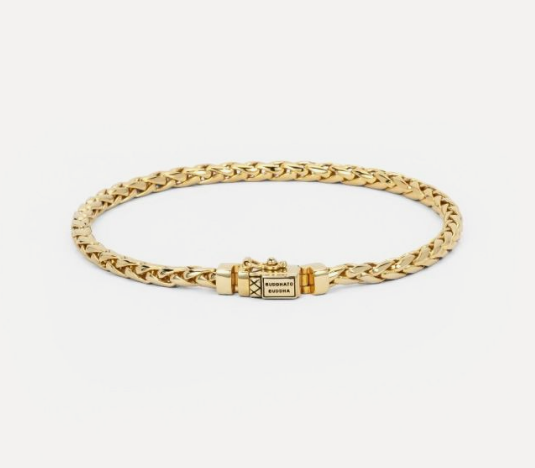 De George Mini Armband is gebaseerd op een traditionele Balinese weeftechniek en met de hand gemaakt door gepassioneerde ambachtslieden. Het is een meesterwerk dat puur vakmanschap laat zien. Deze armband, met zijn fijne schakels en gedetailleerde afwerking, is een ode aan de kunst van het verfijnde smeden. Ontworpen in Amsterdam en handgemaakt in Zuid-Oost Azi&euml; van gerecycled zilver met een premium gold plating (3.0 micron dik). De plating is gemiddeld 5 maal dikker dan reguliere gold plated items. Deze armband is niet alleen een statement van stijl, maar ook van duurzaamheid en kwaliteit. Draag het als een symbool van jouw eigen unieke pad en de onvergetelijke momenten en mijlpalen die je al hebt behaald in je leven.