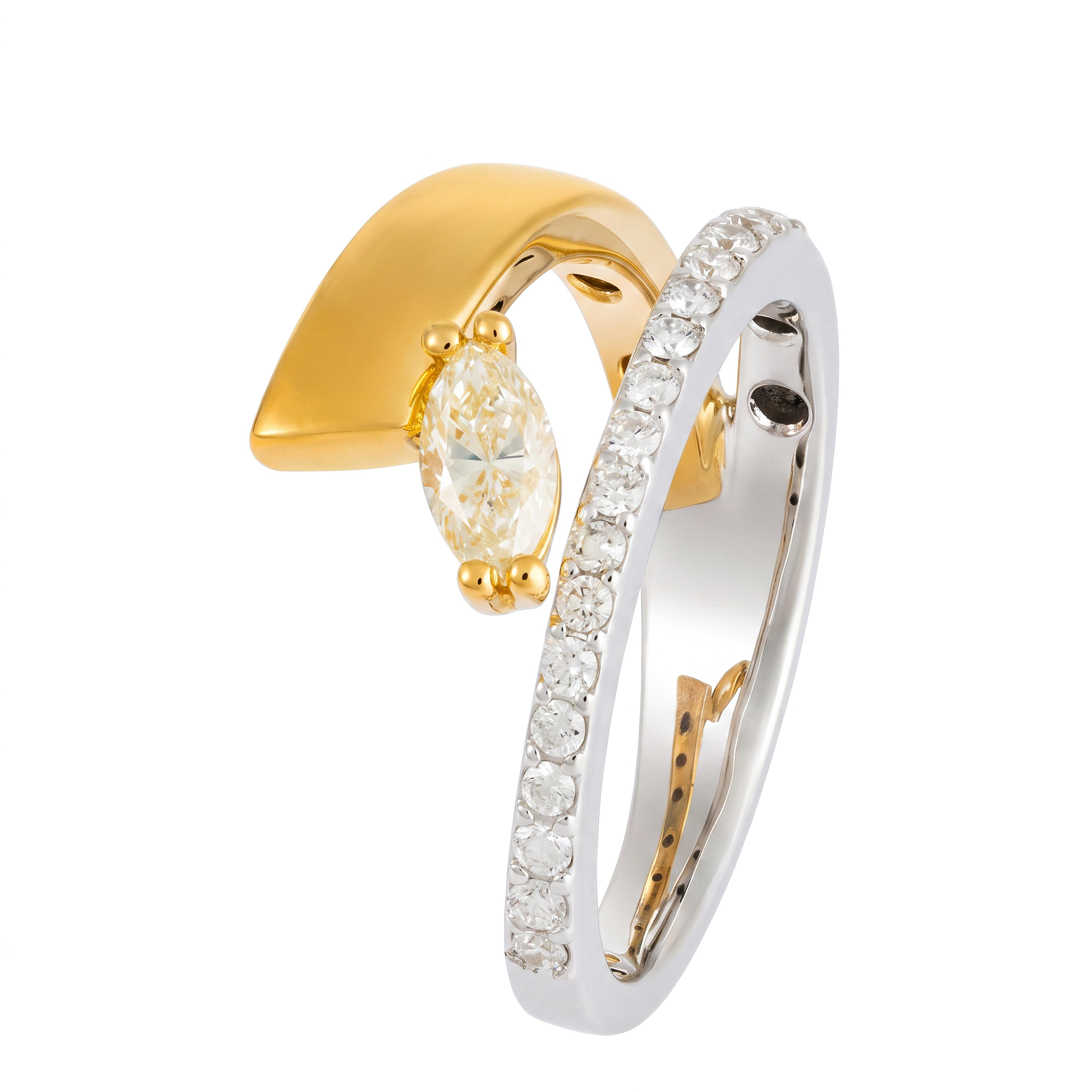 Laat je betoveren door deze unieke 18 karaat bicolour diamanten ring, een meesterwerk van modern design en vakmanschap. De ring combineert een elegante, massieve geelgouden golf met een sprankelende witgouden band bezet met briljanten. Het absolute middelpunt is een schitterende 0.37 karaat gele natuurlijke diamant in een verfijnde marquise slijpvorm. Een exclusief statement piece &eacute;n een oogverblindende, unieke verlovingsring die ontworpen is om een leven lang dagelijks te dragen.