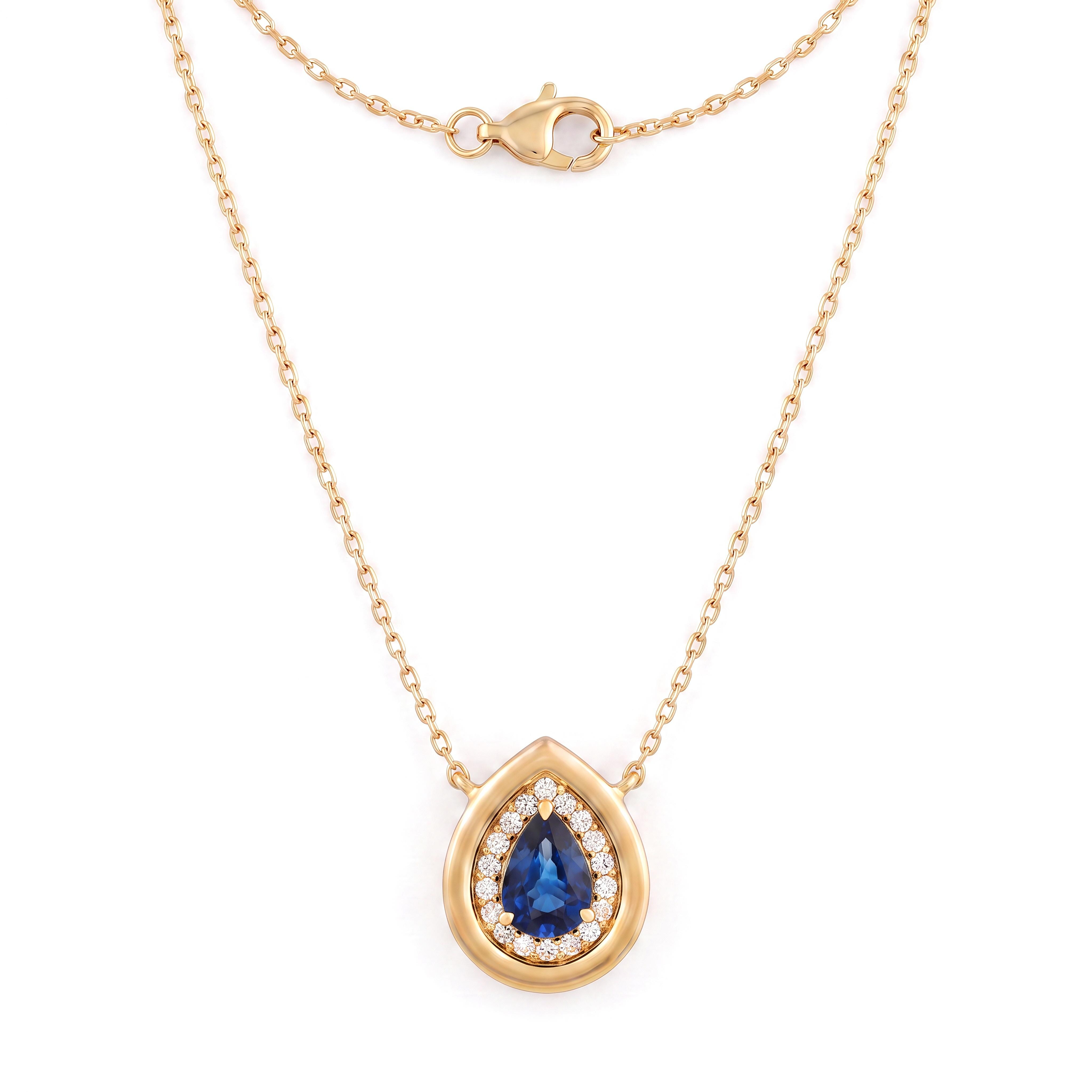 Laat u betoveren door deze elegante 18 karaat geelgouden ketting, verrijkt met een adembenemende druppelvormige blauwe saffier van 0.61 karaat en een entourage van fonkelende natuurlijke diamanten. De ketting is voorzien van een praktische verstelbare sluiting, waardoor hij altijd perfect op lengte valt. Een tijdloos en waardevol sieraad, met vakmanschap gepresenteerd door Juwelier Rijk te Amsterdam.