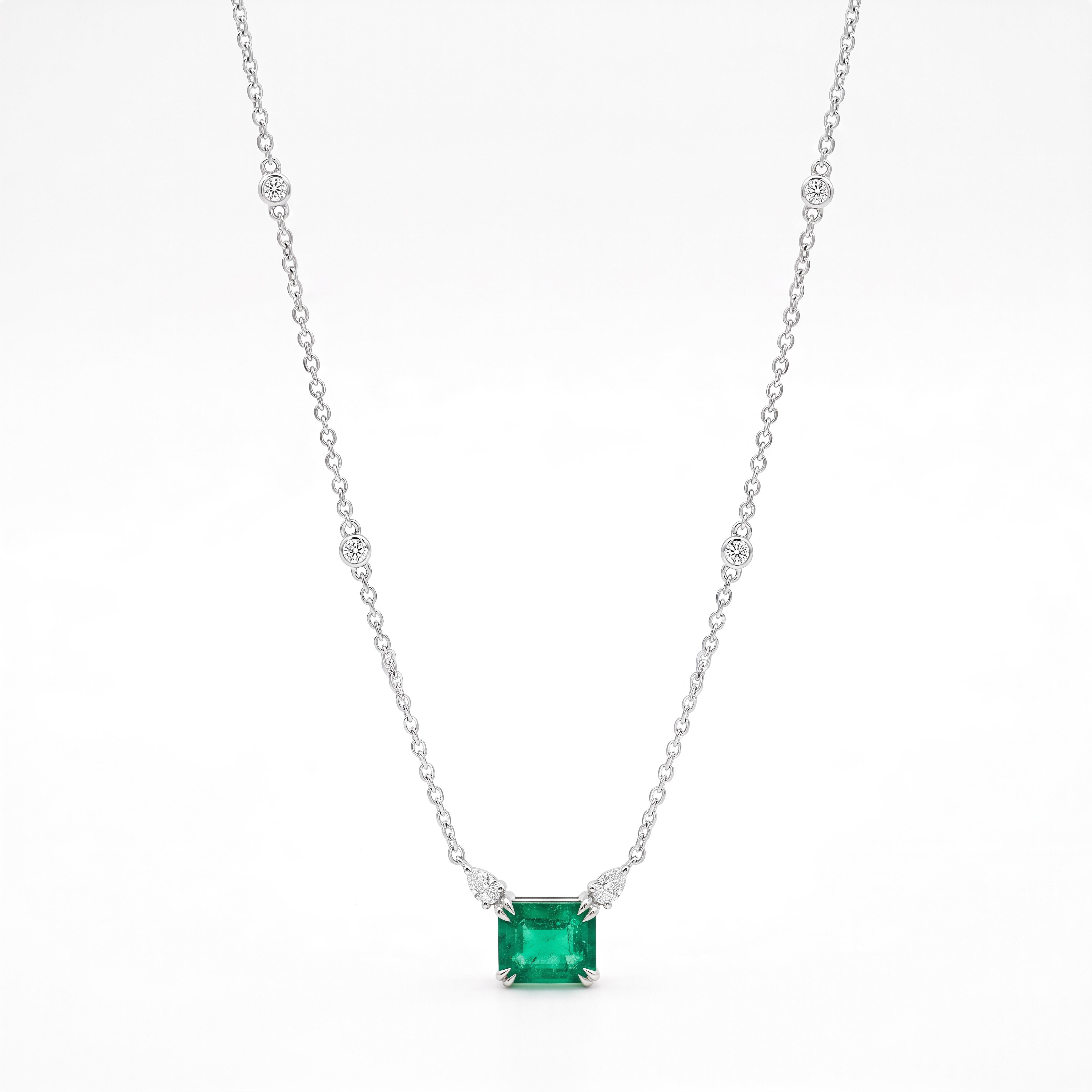 Een adembenemend en uniek meesterwerk. Deze 18 karaat witgouden ketting is verrijkt met een zeldzame, natuurlijke smaragd van 3.16 caraat in een prachtige emerald cut. Aan weerszijden schittert een pear shape (peervormige) natuurlijke diamant (0.20ct totaal), subtiel aangevuld met ronde diamantaccenten in het verfijnde schakelcollier. De ketting is in lengte verstelbaar voor een perfect draagcomfort.

Te bewonderen in onze winkel bij Juwelier Rijk te Amsterdam of direct online te bestellen.