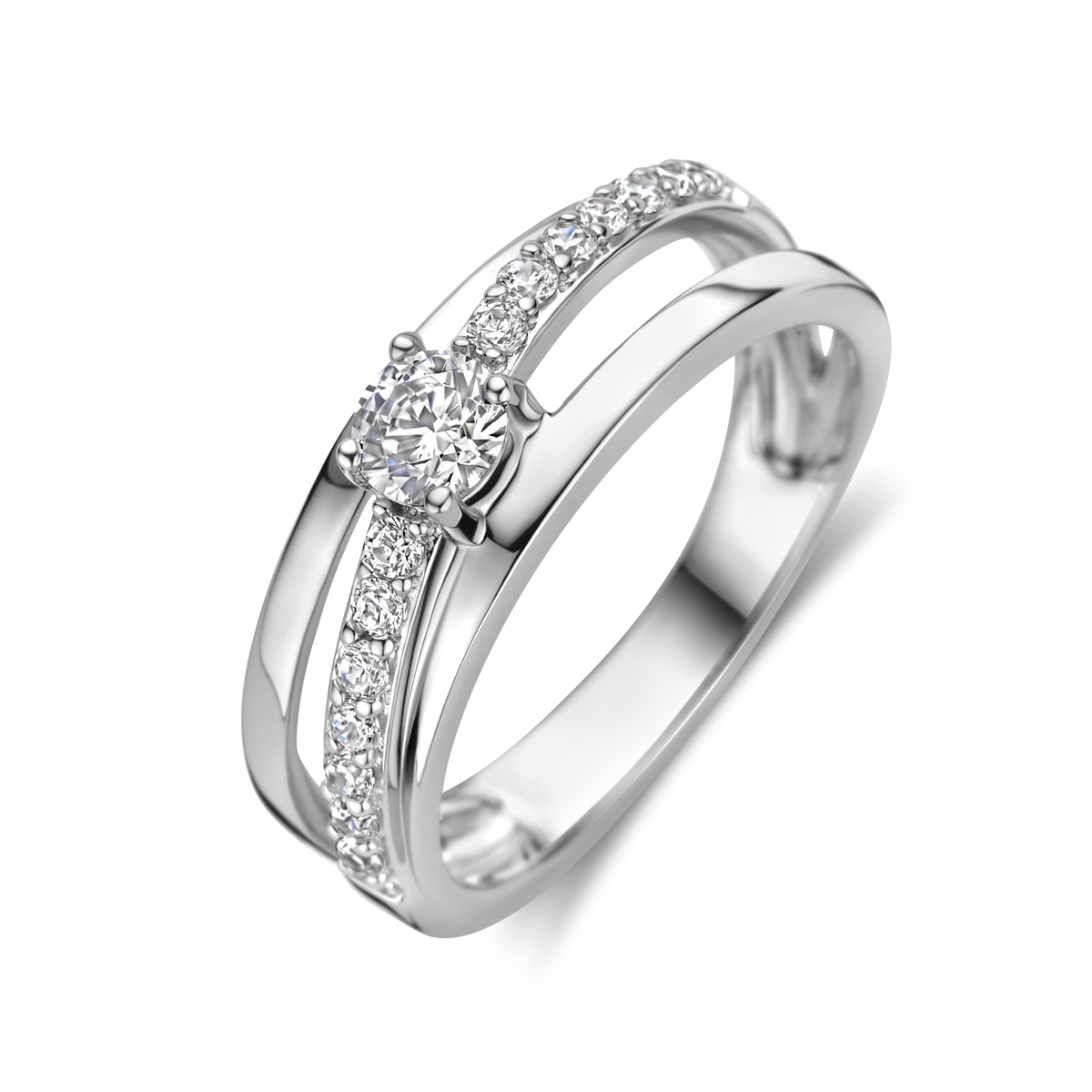 Elegante zilveren ring met een schitterende zirkonia in rijzetting, geflankeerd door een dubbele rij fonkelende steentjes. Een verfijnd model dat zowel los als gestackt prachtig staat.