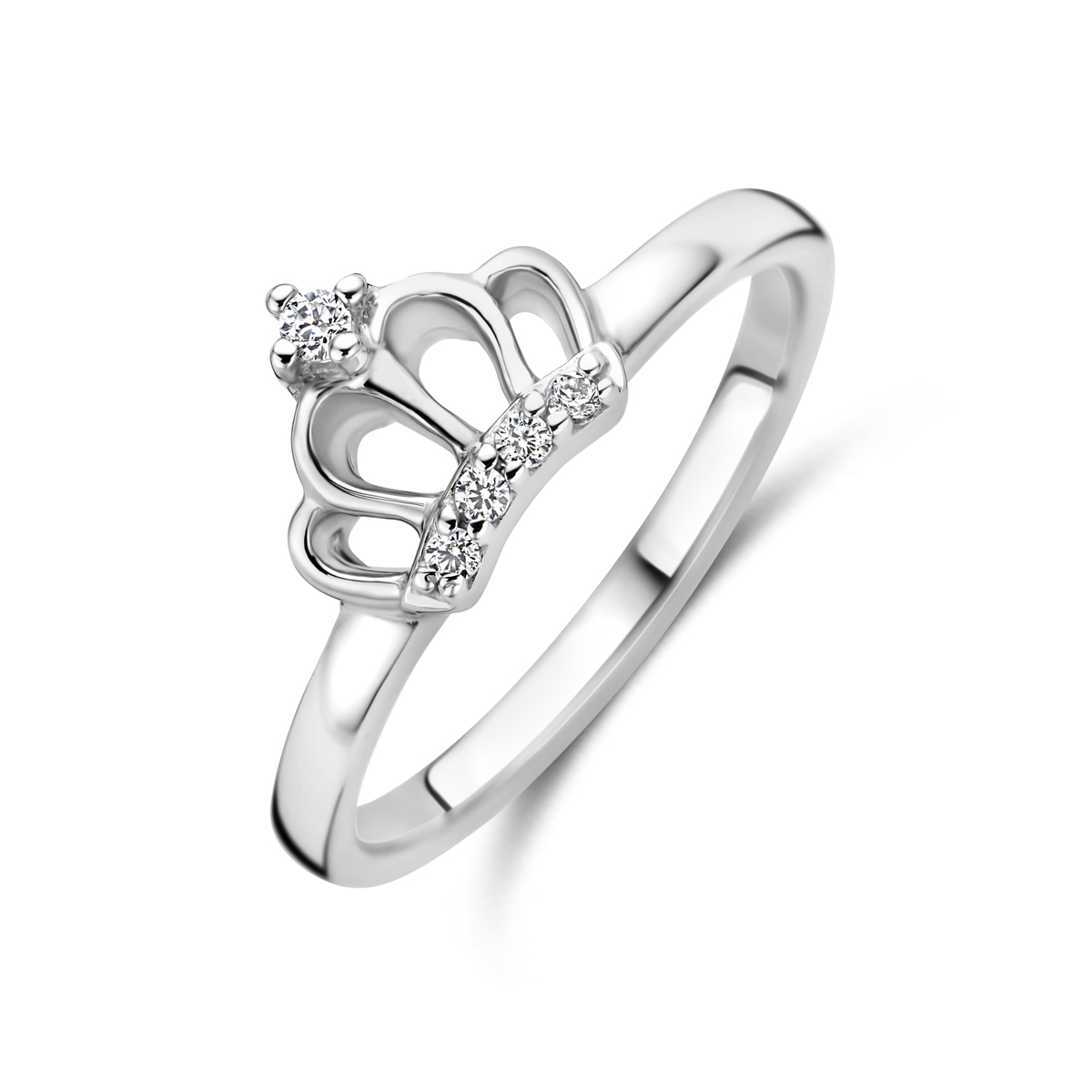 Schattige gerhodineerd zilveren kroontjes ring met een breedte van 6mm. Uitgevoerd met schitterende zirkonia. Deze ring is perfect te combineren met bijpassende sieraden uit onze collectie. Tip: Leuk om kado te geven! Info: Gerhodineerd zilver is door de rhodiumlaag beter bestand tegen verkleuren en krassen.