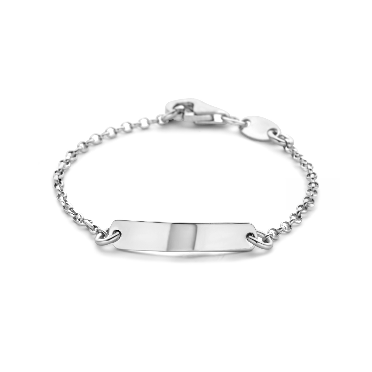 Gerhodineerd zilveren kinder graveerarmband uitgevoerd met een plaat van 4x20mm en een karabijn sluiting. De schakelbreedte is 2.0mm. Info: Gerhodineerd zilver is door de rhodiumlaag beter bestand tegen verkleuren en krassen.