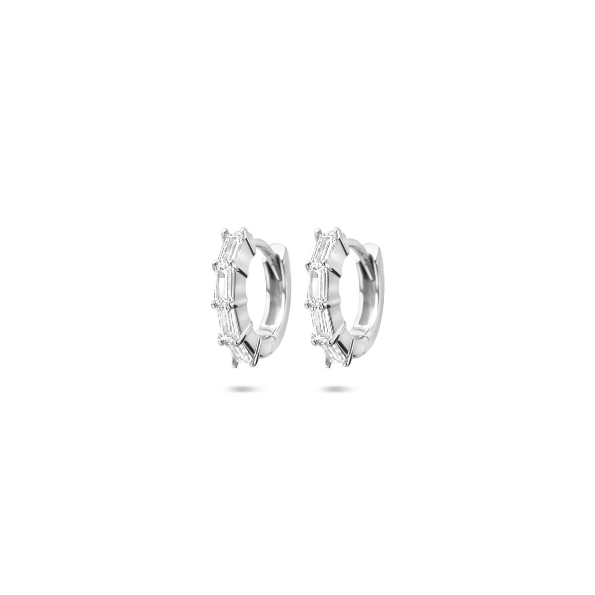 Gerhodineerd 925 zilveren klapoorringen met zirkonia. De klapoorringen hebben een afmeting van 11,5x2,5mm.