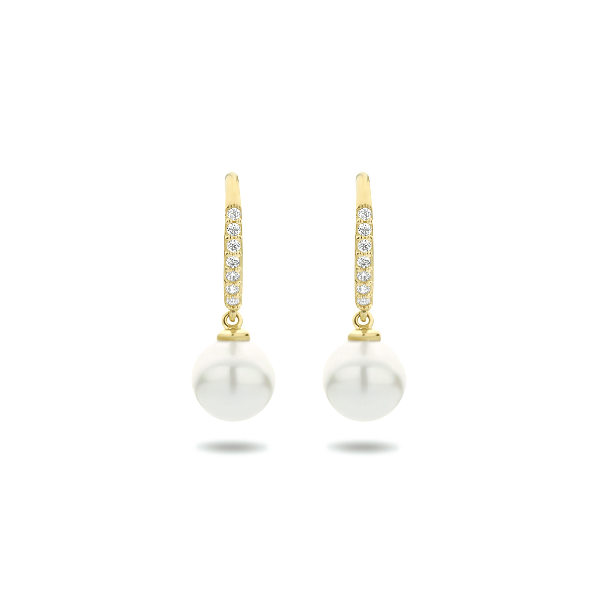 14k Geelgouden oorhangers uitgevoerd met een schitterende zirkonia rij en een lakparel. De oorhangers hebben een totale hoogte van 1.8cm en een breedte van 6mm.