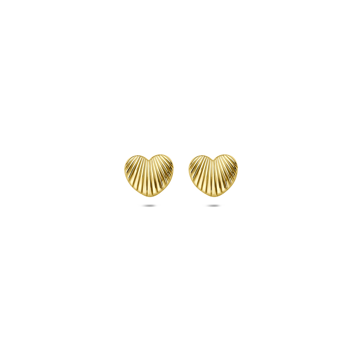 14k Geelgouden oorknoppen uitgevoerd in de vorm van een hartje. De oorknoppen hebben een afmeting van 5x6mm.