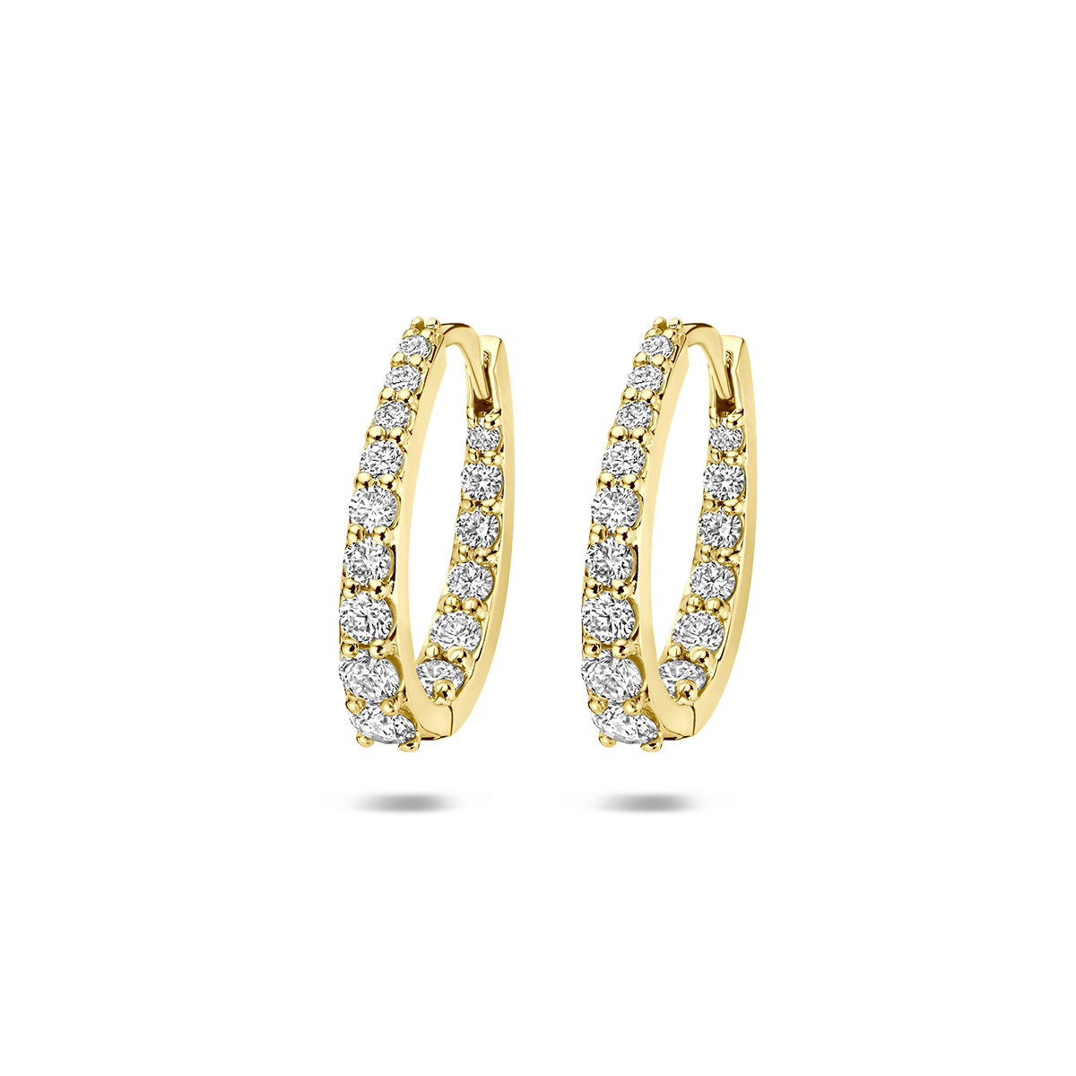 14k Geelgouden klapoorringen uitgevoerd met lab grown diamant. De klapoorringen hebben een afmeting van 17x3mm. Het totale diamantgewicht is 0.95ct.
