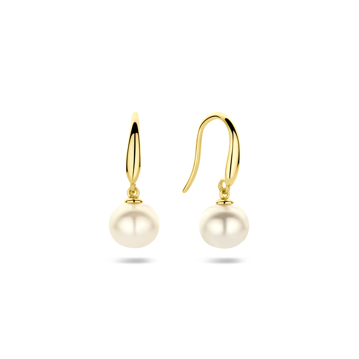 9k Geelkleurige oorhangers uitgevoerd met een zoetwaterparel. De oorhangers hebben een totale hoogte van 1.8cm. De parel heeft een diameter van 6.5mm.
