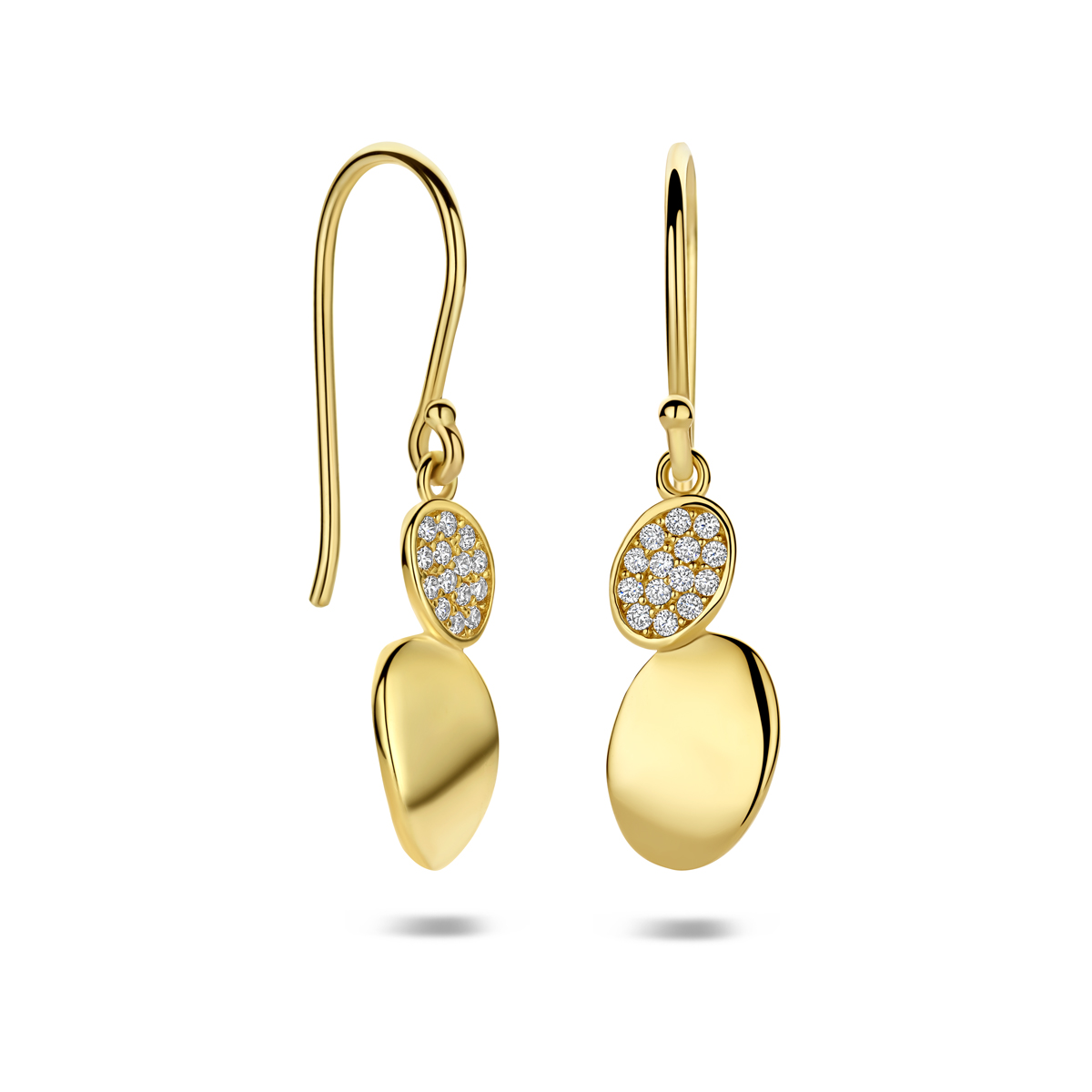 9k Geelkleurige oorhangers met zirkonia. De oorhangers hebben een afmeting van 16.5x7.5mm en een totale hoogte van 31.5mm.