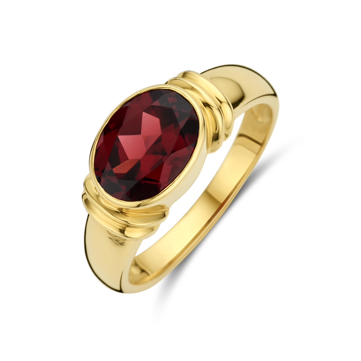 14k Geelgouden ring uitgevoerd met granaat. De ring heeft een breedte van 8mm.