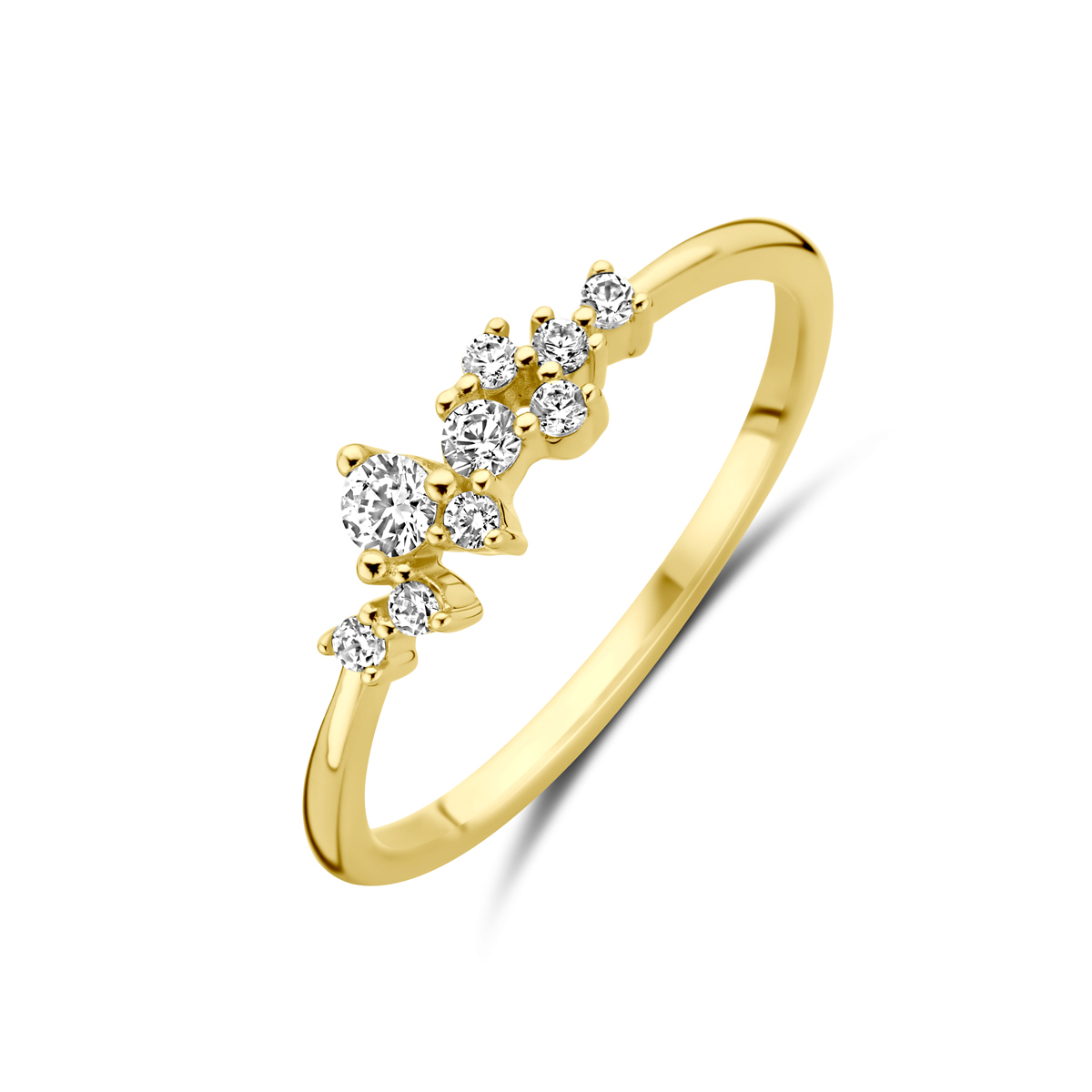 Geel goud 9K ring uitgevoerd met zirkonia. De ring heeft een breedte van 5mm.