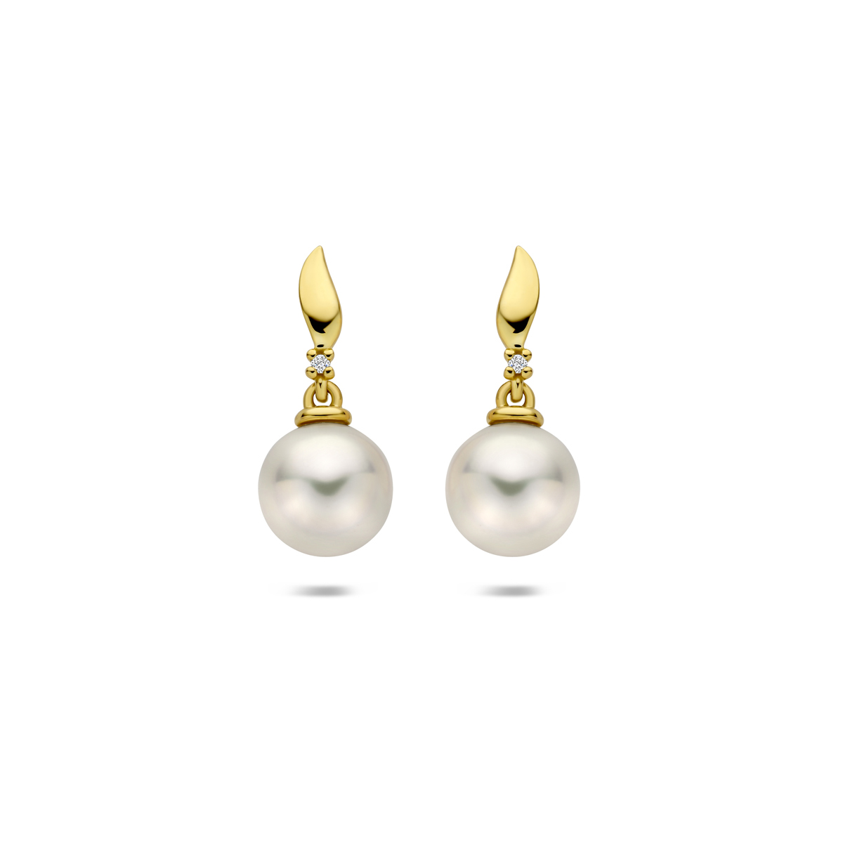 14k Geelgouden oorhangers uitgevoerd met diamant en een parel. De oorhangers hebben een totale hoogte van 17 mm. Het totale diamantgewicht is 0.01ct.