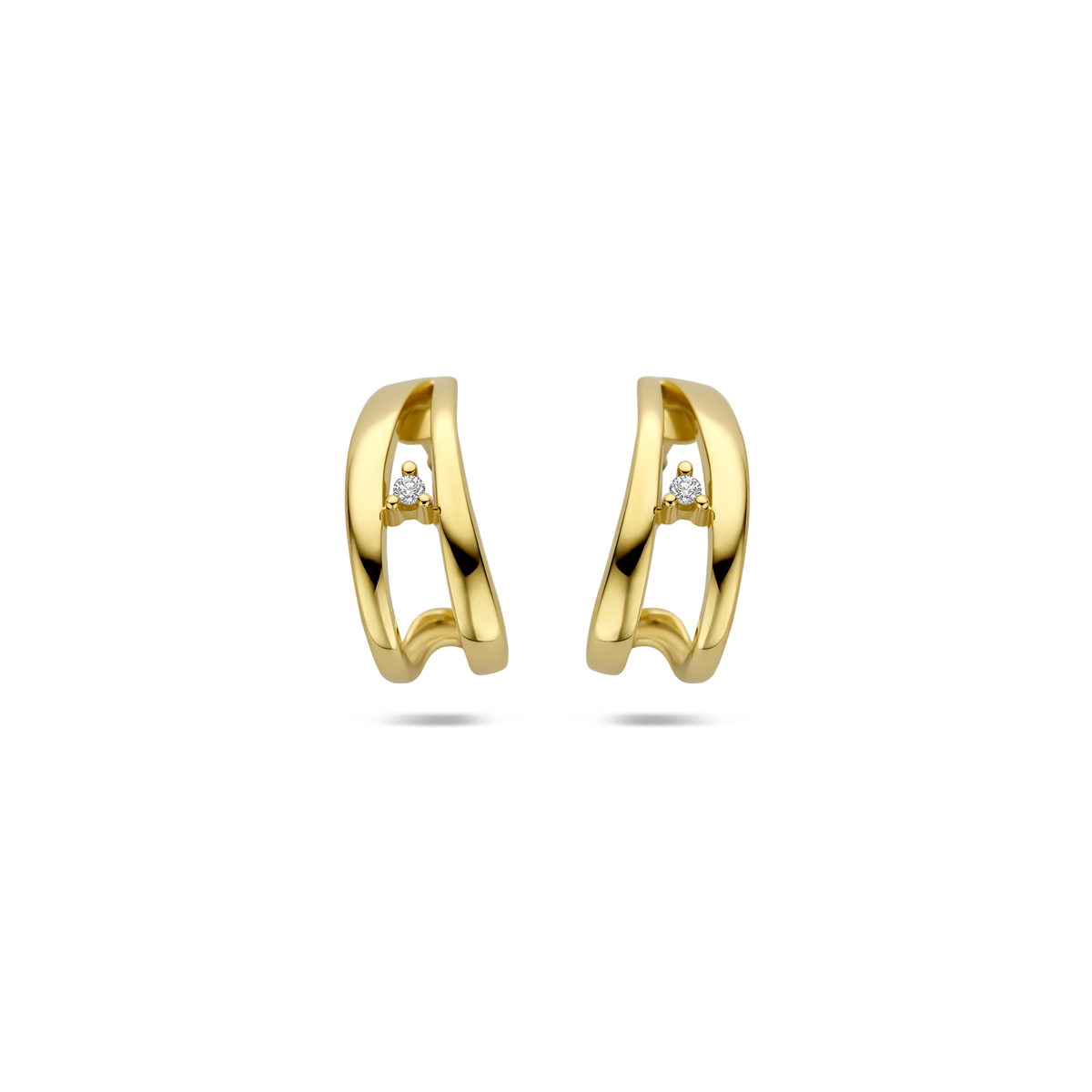 Geelgouden oorringen uitgevoerd met diamant. De stekeroorringen hebben een afmeting van 14x6mm. Het totale diamantgewicht is 0.02crt
