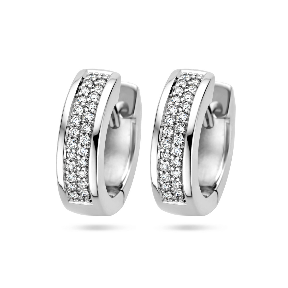 Deze 14kt witgouden klapoorringen, modelnummer 4101468, zijn sierlijk ontworpen met diamanten van 0.25ct (2x0.125ct) H/Si. Ze hebben een gewicht van 4.6 gram en zijn 13.5 mm in diameter. Perfect te dragen bij elke gelegenheid, voegen ze een vleugje elegantie toe aan elke outfit. Draag ze casual of formeel voor een verfijnde uitstraling.