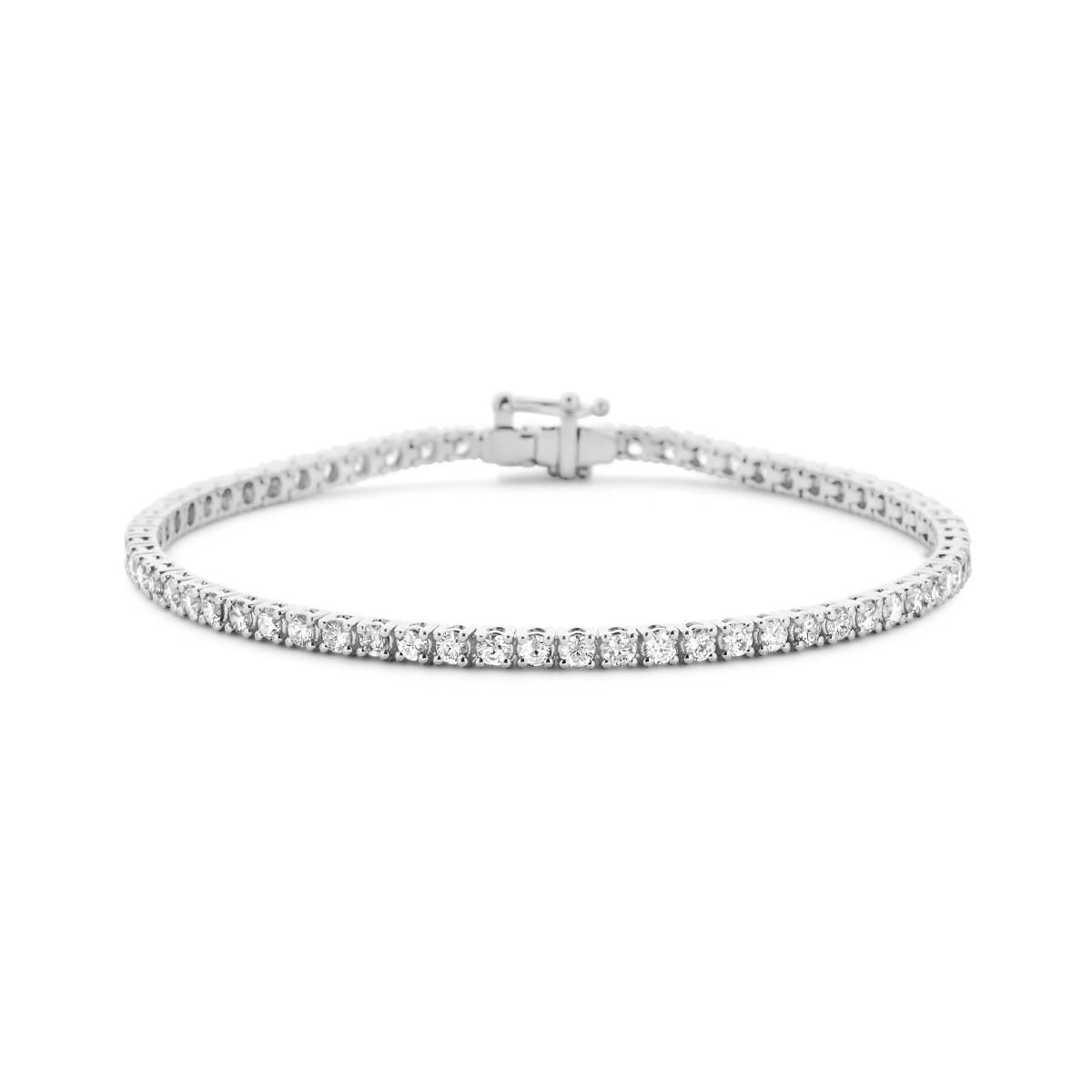 14k Witgouden tennisarmband uitgevoerd met schitterende lab grown diamanten. De tennisarmband heeft een draaglengte van 17.5cm en een schakelbreedte van 2.7mm. Het diamantgewicht is 3.00ct. Lab grown diamanten zijn diamanten die ontstaan in een laboratorium. Onder extreem hoge druk en temperatuur wordt het natuurlijk ontstaansproces nagebootst met als eindresultaat een diamant met dezelfde chemische eigenschappen maar met een andere oorsprong.