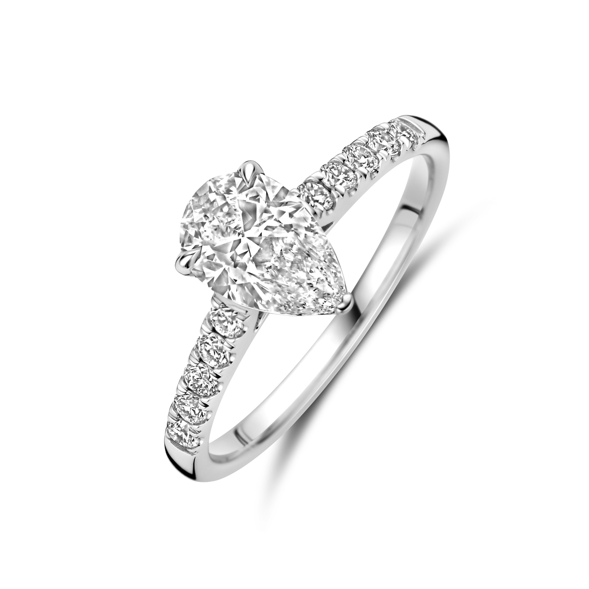 14k Witgouden ring uitgevoerd met lab grown diamant. De ring heeft een breedte van 9mm. Het totale diamantgewicht is 1.22ct. Lab grown diamanten zijn diamanten die ontstaan in een laboratorium. Onder extreem hoge druk en temperatuur wordt het natuurlijk ontstaansproces nagebootst met als eindresultaat een diamant met dezelfde chemische eigenschappen maar met een andere oorsprong.