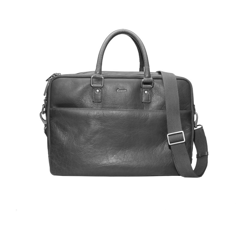 Esquire Buffalo Leren Werktas 15 Inch &ndash; Stijlvol, Praktisch en Duurzaam
De Esquire Buffalo leren werktas 15 inch is de perfecte combinatie van stijl, kwaliteit en functionaliteit. Vervaardigd uit hoogwaardig buffelleer straalt deze zakelijke laptoptas luxe en duurzaamheid uit. Ideaal voor dagelijks gebruik op kantoor, onderweg of tijdens zakelijke afspraken.

De werktas beschikt over twee ruime hoofdvakken, waarvan &eacute;&eacute;n is voorzien van een gewatteerd 15 inch laptopvak om je laptop optimaal te beschermen. Daarnaast biedt de tas een voorvak met ritssluiting voor accessoires die je snel bij de hand wilt hebben en een achtervak met ritssluiting voor extra opbergruimte.

Voor extra reisgemak is de tas uitgerust met een trolleyband, waarmee je de tas eenvoudig over de trekstang van een koffer schuift. De verstelbare en afneembare schouderriem zorgt voor optimaal draagcomfort, terwijl de twee korte handgrepen de tas gemakkelijk in de hand laten dragen. De studs aan de onderzijde beschermen het leer wanneer je de tas neerzet. De stijlvolle voering met subtiele streepjes geeft de binnenkant een luxe uitstraling.

Afmetingen
Hoogte: 29 cm
Breedte: 40 cm
Diepte: 9cm