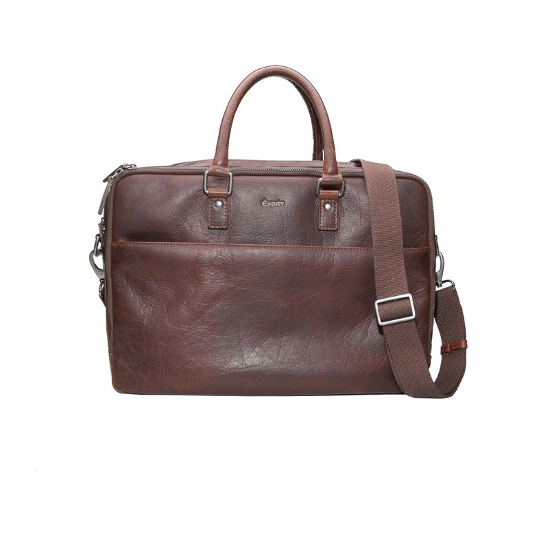 Esquire Buffalo Leren Werktas 15 Inch &ndash; Stijlvol, Praktisch en Duurzaam
De Esquire Buffalo leren werktas 15 inch is de perfecte combinatie van stijl, kwaliteit en functionaliteit. Vervaardigd uit hoogwaardig buffelleer straalt deze zakelijke laptoptas luxe en duurzaamheid uit. Ideaal voor dagelijks gebruik op kantoor, onderweg of tijdens zakelijke afspraken.

De werktas beschikt over twee ruime hoofdvakken, waarvan &eacute;&eacute;n is voorzien van een gewatteerd 15 inch laptopvak om je laptop optimaal te beschermen. Daarnaast biedt de tas een voorvak met ritssluiting voor accessoires die je snel bij de hand wilt hebben en een achtervak met ritssluiting voor extra opbergruimte.

Voor extra reisgemak is de tas uitgerust met een trolleyband, waarmee je de tas eenvoudig over de trekstang van een koffer schuift. De verstelbare en afneembare schouderriem zorgt voor optimaal draagcomfort, terwijl de twee korte handgrepen de tas gemakkelijk in de hand laten dragen. De studs aan de onderzijde beschermen het leer wanneer je de tas neerzet. De stijlvolle voering met subtiele streepjes geeft de binnenkant een luxe uitstraling.

Afmetingen
Hoogte: 29 cm
Breedte: 40 cm
Diepte: 9cm