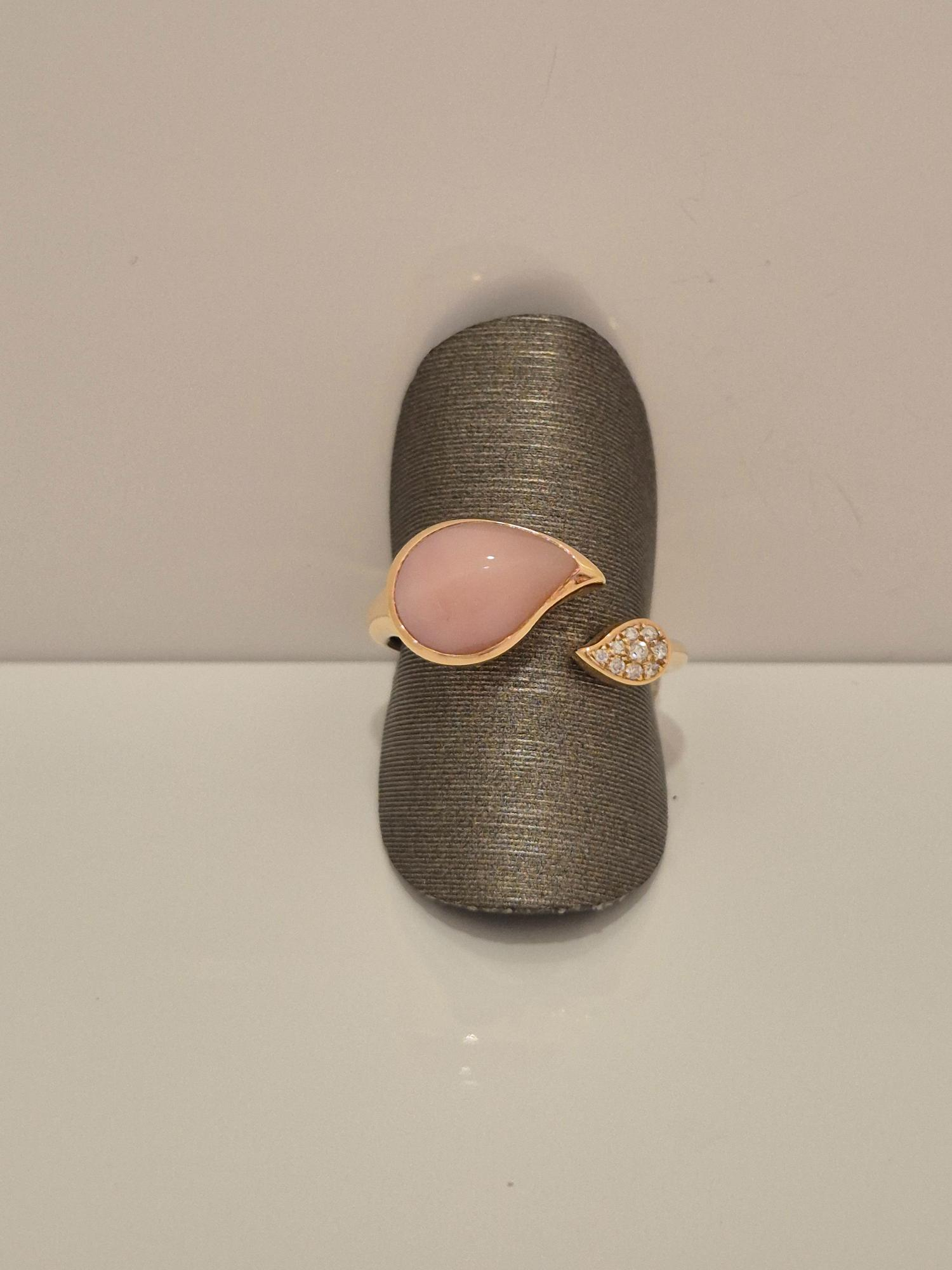18 krt ros&eacute; gouden ring met roze opaal en diamant