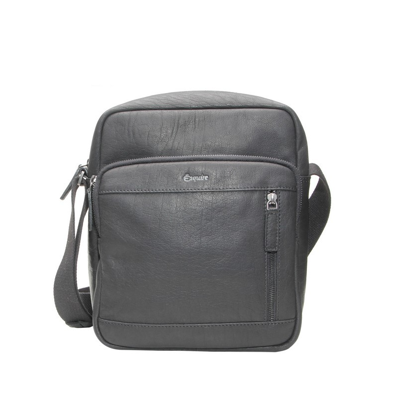 Esquire Buffel Lederen Crossbody Tas &ndash; Compact, Stijlvol en Praktisch
De Esquire buffel lederen crossbody tas is de ideale tas voor dagelijks gebruik. Gemaakt van hoogwaardig buffelleer combineert deze compacte schoudertas een stijlvolle uitstraling met praktische opbergruimte. Het duurzame leer krijgt na verloop van tijd een prachtig, karakteristiek patina.

Het ruime hoofdvak is afsluitbaar met een stevige ritssluiting en beschikt aan de binnenzijde over een ritsvak en een steekvak voor je telefoon, zodat je waardevolle spullen overzichtelijk kunt opbergen. Aan de voorzijde bevindt zich een extra vak met ritssluiting, afgewerkt met de kenmerkende gestreepte voering, ideaal voor het opbergen van kleine essentials die je snel bij de hand wilt hebben. Ook aan de achterzijde is een handig ritsvak aanwezig voor bijvoorbeeld sleutels, pasjes of reisdocumenten.

De verstelbare schouderriem zorgt ervoor dat je de tas comfortabel op de gewenste lengte kunt dragen, zowel over de schouder als crossbody.

Afmetingen
Hoogte: 23 cm
Breedte: 20 cm
Diepte: 8 cm
Kenmerken
Gemaakt van hoogwaardig buffelleer
Hoofdvak met ritssluiting
Binnenvak met ritssluiting
Steekvak voor telefoon
Voorvak met ritssluiting en stijlvolle gestreepte voering
Achtervak met ritssluiting
Verstelbare schouderriem
Compact, licht en comfortabel