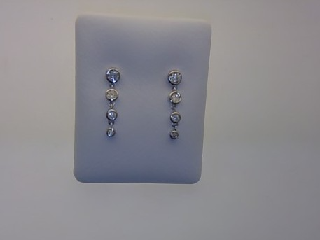 Die Ohrh&auml;nger mit Stift Modellnummer 26-412 sind elegante Silber-Ohrringe mit funkelnden Zirkonia-Steinen. Als Schmuckst&uuml;ck in der Kategorie "Schmuck" und Typ "Stecker-Ohrringe" sind sie ideal f&uuml;r festliche Anl&auml;sse. Tragen Sie sie am besten zu einer Hochsteckfrisur oder kurzen Haaren, um ihre gl&auml;nzende Pracht hervorzuheben. Perfekt f&uuml;r den glanzvollen Auftritt.