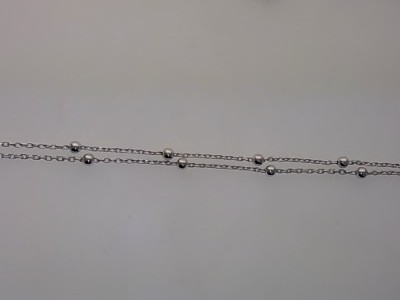 Das Armband Silber Kugeln, Modellnummer 26-416, ist ein elegantes Schmuckst&uuml;ck der Kategorie "Jewel" und des Typs "Bracelet". Es besticht durch sein zeitloses Design mit silbernen Kugeln und eignet sich perfekt f&uuml;r festliche Anl&auml;sse. Tragen Sie es am besten als Highlight zu einem schlichten Outfit, um seinen Glanz besonders zur Geltung zu bringen.