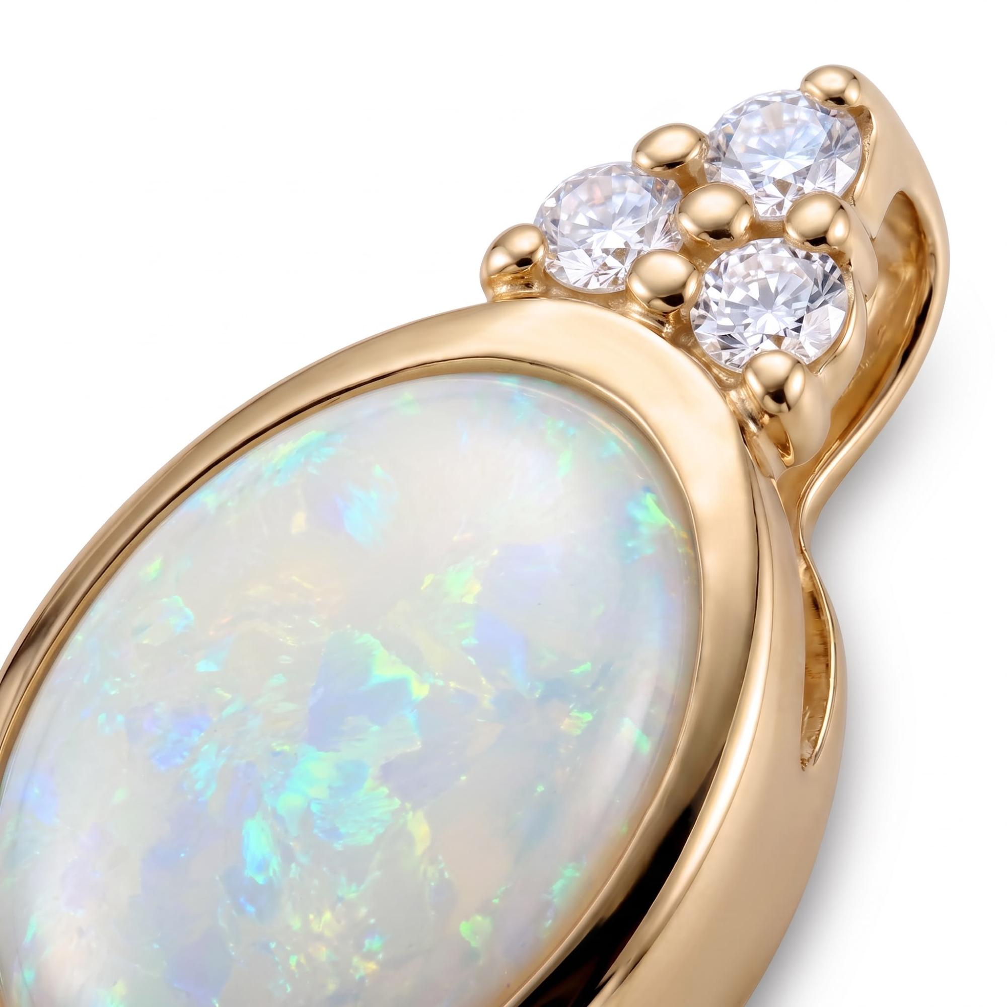 14 karaats geelgouden hanger met 3 diamanten van totaal 0,02 Caraat. daarbij zit ook een mooie ovale opaal met een dichte zetting.