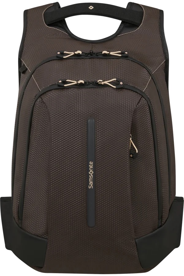 Duurzame Coffee Bean Rugzak &ndash; 26L | Ruim, waterbestendig en ideaal voor elke dag

Ontdek de perfecte combinatie van functionaliteit, comfort en duurzaamheid met deze moderne gele rugzak. Dankzij zijn slimme indeling, stevige materialen en milieuvriendelijke productie is dit de ideale rugzak voor werk, studie, reizen of outdoor-activiteiten.

Gemaakt van duurzame gerecyclede materialen

Deze rugzak is ontworpen met een sterke focus op duurzaamheid.

100% van het gewicht van de buitenstof is gemaakt van gerecycleerd nylon uit industrieel afval en rPET uit petflessen.

De binnenvoering bestaat voor minstens 95% uit rPET, en de ritsen voor minstens 90%.
In totaal wordt zo een equivalent van 25 gerecyclede PET-flessen hergebruikt. Een bewuste keuze met een minimale ecologische impact, zonder in te leveren op stijl of kwaliteit.

Praktisch ontwerp met optimaal draagcomfort

Met een afmeting van 48 x 35 x 23 cm, een volume van 26 liter en een gewicht van slechts 1 kg, biedt deze rugzak voldoende ruimte voor al je essentials.
Voorzien van:

Ergonomische schouderriemen

Handig bovenhandvat

Sternum strap voor extra stabiliteit

Smart sleeve om de rugzak op een koffer te bevestigen

Reflecterende details voor zichtbaarheid in het donker

Het waterbestendige materiaal maakt de rugzak klaar voor alle weersomstandigheden.

Slimme opbergmogelijkheden

Blijf georganiseerd, waar je ook naartoe gaat. De rugzak is uitgerust met:

Hoofdvak met veel ruimte

Een gevoerd laptopvak geschikt voor laptops tot 17.3 inch

1 voorvak en 1 zijvak voor snelle toegang

Interne organisatie voor kleinere items

Fleshouder voor hydratatie onderweg

Waarom kiezen voor deze duurzame gele rugzak?

✔ Milieuvriendelijk geproduceerd met gerecyclede materialen
✔ Waterbestendig en voorzien van reflecterende details
✔ Ergonomisch draagcomfort met sternum strap
✔ Grote laptopcompatibiliteit (17.3&rdquo;)
✔ Slimme indeling voor dagelijks gebruik
✔ Opvallend design in Coffee Bean kleur