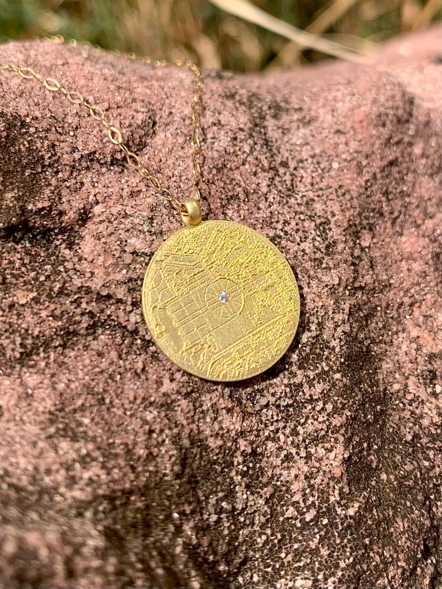 Der Anh&auml;nger Gold 750 SCHWETZINGEN, besticht durch sein edles 750er Gold und funkelnde Brillanten.Tragen Sie ihn an der  feinen Goldkette 20679 um ein stilvolles und zeitloses Statement zu setzen.  