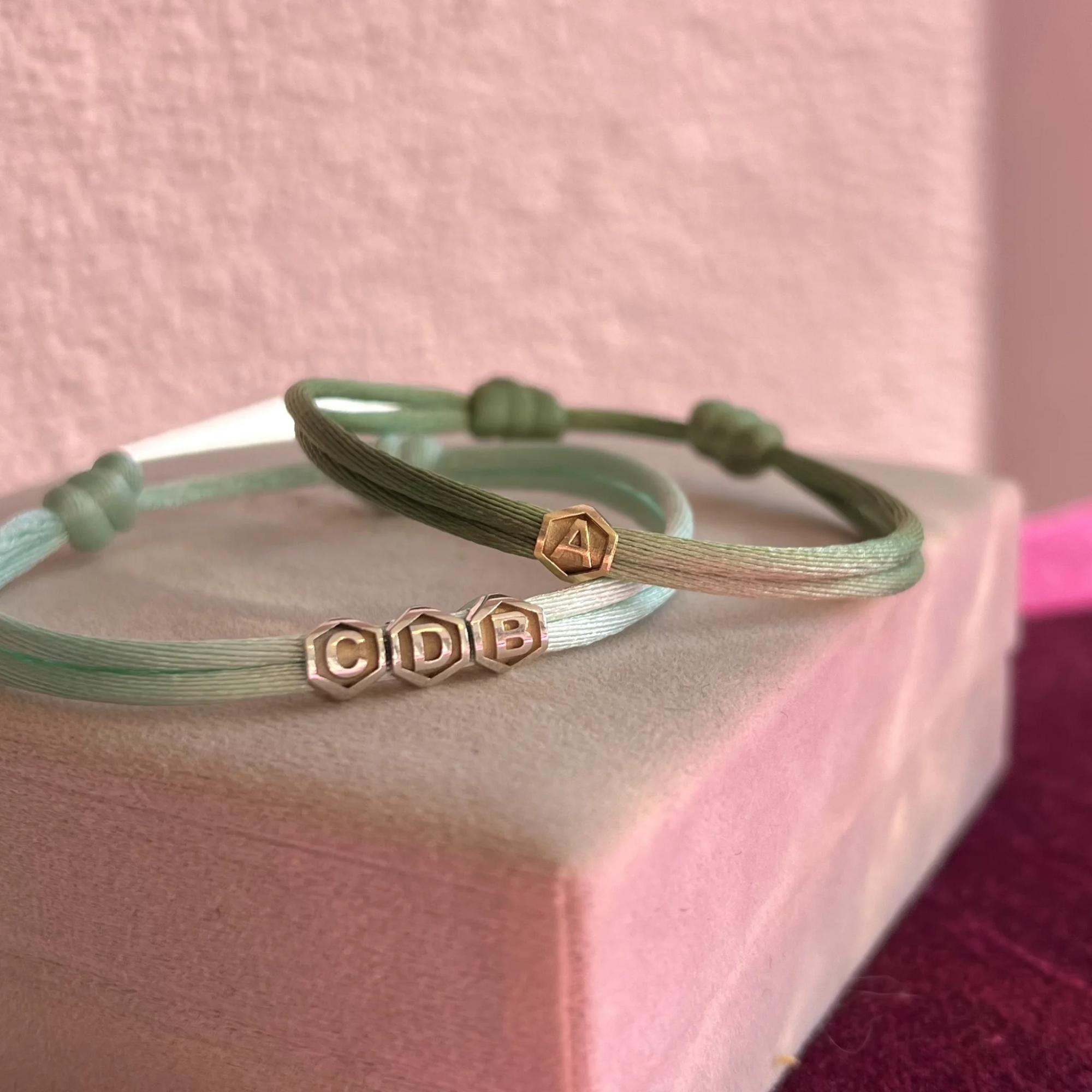 Just Franky armband geelgoud met letter A op satijnen koord, alle letters leverbaar, universele maat