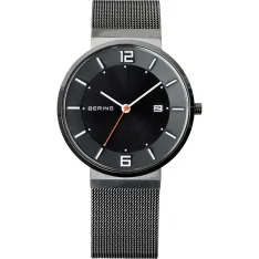 De Bering Herenhorloge is een stijlvol polshorloge met een kast van roestvrij staal en een grijze horlogeband. Met een diameter van 39 mm is het ideaal voor dagelijks gebruik. Het horloge heeft bovendien een handige datumfunctie. Draag het met zakelijke of casual kleding voor een elegante en moderne uitstraling.