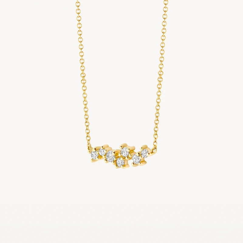 Het Blush 3191YZI Gouden Collier Met Zirkonia is een elegant fantasieketting, uitgevoerd in goudkleurig materiaal. Met een lengte van 45 cm en een gewicht van 1,2 gram, biedt het subtiele luxe. Combineer deze prachtige ketting met een eenvoudig gala-outfit voor een verfijnde touch of draag het met casual chique om de dagelijkse look te verheffen.