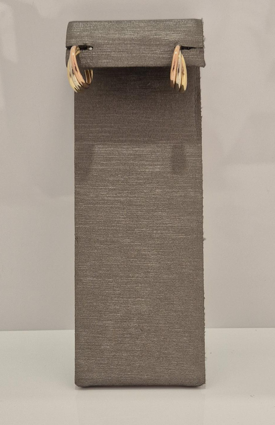 De 14krt drie-kleurige oorringen TRI OORBEL zijn creolen gemaakt van 14-karaats goud en wegen 3,1 gram. Deze elegante oorringen combineren drie kleuren goud, wat een unieke uitstraling geeft. Perfect voor zowel dagelijks gebruik als speciale gelegenheden. Draag ze met opgestoken haar om hun schoonheid volledig te laten zien. Voeg elegantie toe aan elke outfit!