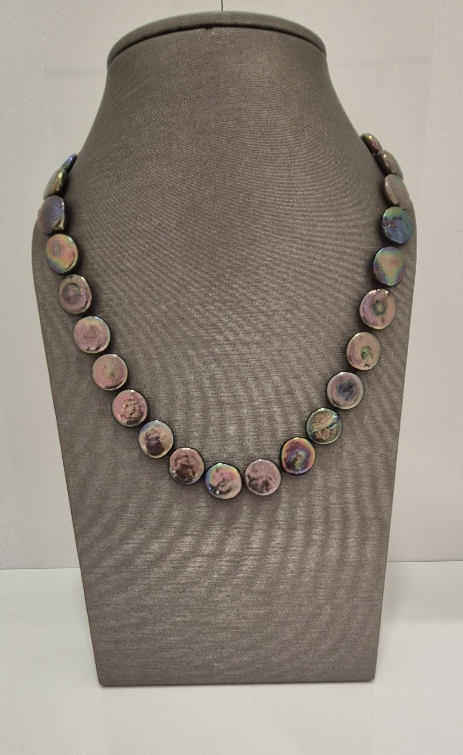 Dit Collier met zoetwaterparel en wit gouden sluiting is een verfijnde gouden ketting van 14 karaat en is hypoallergeen. Deze nieuwe ketting in de categorie sieraden is perfect voor speciale gelegenheden. Draag het solo of combineer met andere sieraden voor een elegante en tijdloze look.