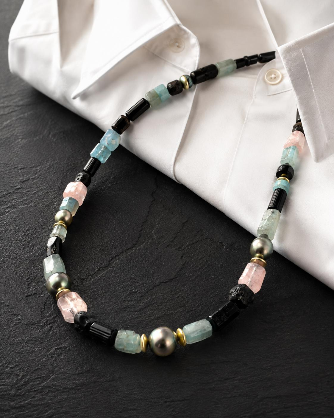 Die Steinekette Tahiti/Aquamarin/Gold, Modellnummer STEINEKETTE, besticht durch ihre fantasievolle Ausf&uuml;hrung und luxuri&ouml;se Materialien.   