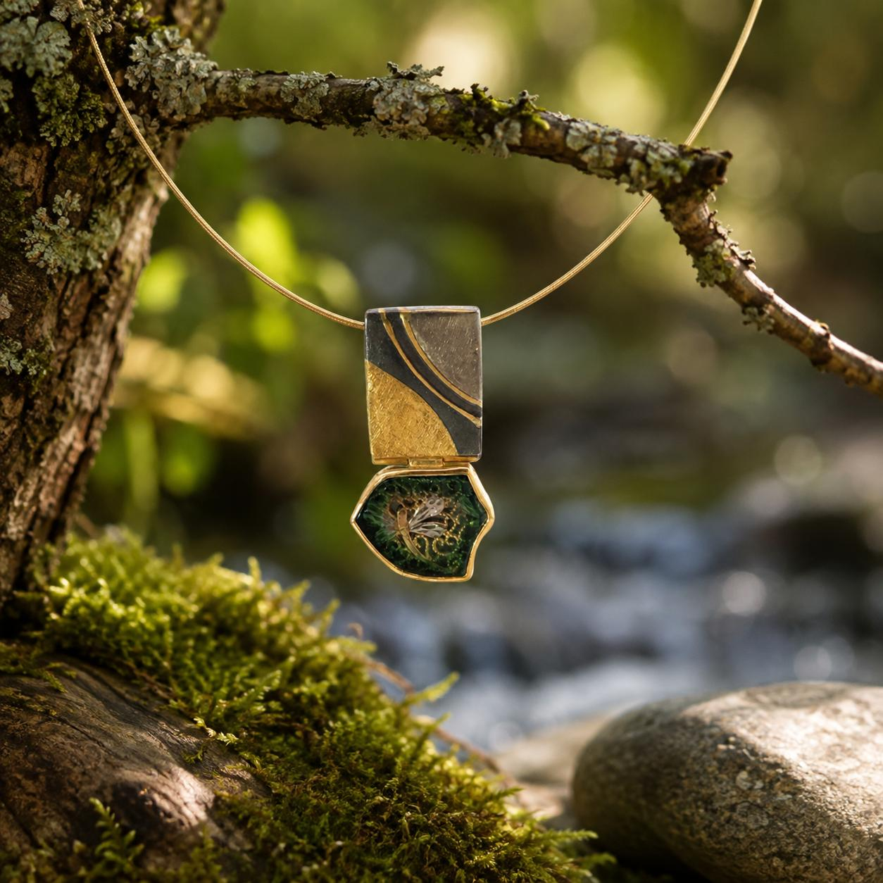Der Anh&auml;nger Libelle aus 750er Gold besticht durch seinen funkelnden Turmalin und das elegante Design. Er geh&ouml;rt zur Kategorie "Schmuck", speziell als "Anh&auml;nger" und "Pendants mit Farbsteinen".  Passend hierzu Spiralcollier in Au 750 Art. 20810