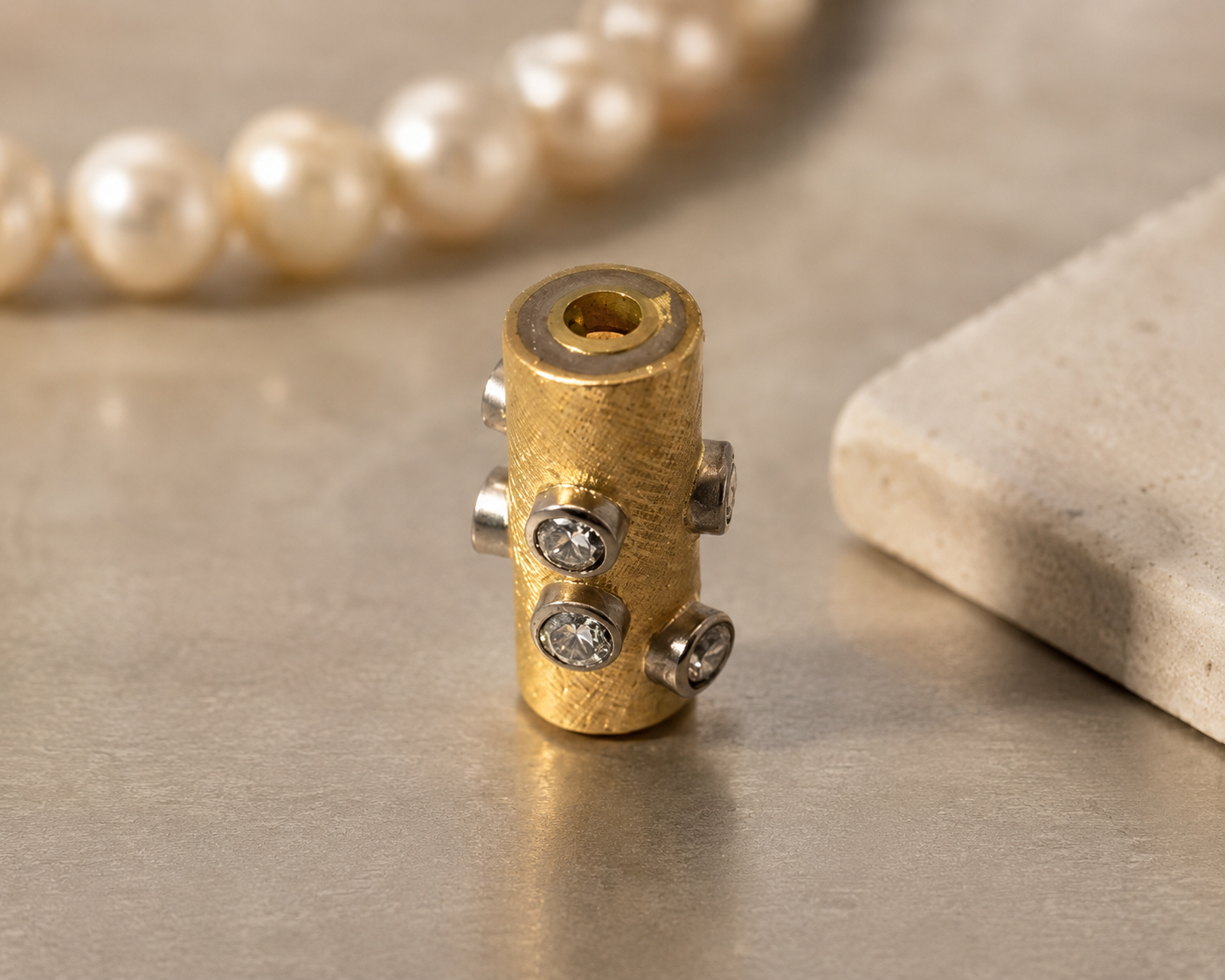 Das Produkt Schlie&szlig;e Gold Brillant ist ein elegantes Schmuckst&uuml;ck der Kategorie JEWEL. Es handelt sich um eine Schmuckst&uuml;ck, das durch seine brillanten Glanz und hochwertigen Goldton besticht.  