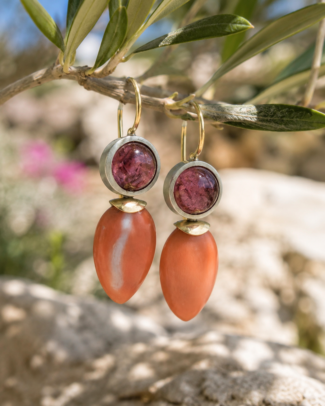 Dieser ausdrucksstarke Ohrschmuck verbindet Turmalin, Koralle, Gold und Silber zu einer au&szlig;ergew&ouml;hnlichen Komposition.

Die rund geschliffenen Turmaline zeigen ein lebendiges Spiel aus tiefen Ros&eacute;- und Beerent&ouml;nen und werden von k&uuml;hlem Silber eingefasst. Darunter setzen die warmen, organisch geformten Korallenelemente einen reizvollen Kontrast. Feine Akzente aus Gold verbinden die unterschiedlichen Materialien und verleihen dem Schmuck eine elegante W&auml;rme.

Das Zusammenspiel von kr&auml;ftigen Farben, nat&uuml;rlichen Formen und edlen Metallen macht dieses Paar zu einem charaktervollen Unikat &ndash; sinnlich, sommerlich und zugleich zeitlos.