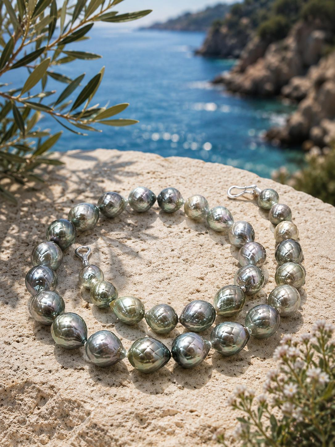 Das Produkt Perlcollier Tahitiperlen facettiert  ist ein eleganter Halsschmuck, der in die Kategorie Schmuck f&auml;llt und speziell als Halskette klassifiziert ist. Tragen Sie es als zentrales Highlight auf einem schlichten Oberteil oder Kleid, um seinen luxuri&ouml;sen Glanz hervorzuheben. Perfekt f&uuml;r besondere Anl&auml;sse und elegante Abende.