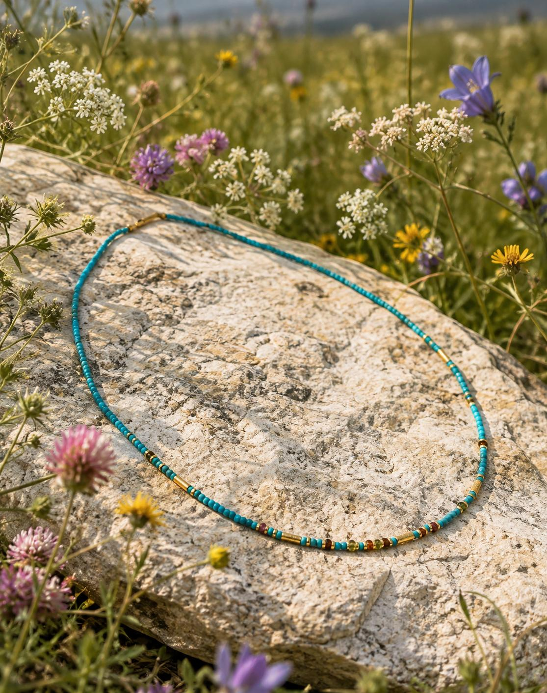 Diese T&uuml;rkis-Turmalin Kette, Modellnummer T&Uuml;RKIS-TURMALIN KETTE, ist ein einzigartiges Schmuckst&uuml;ck der Kategorie "Jewel". Als "NECKLACE" im Fantasiedesign gl&auml;nzt sie durch ihre faszinierenden T&uuml;rkis- und Turmalinkristalle. Tragen Sie diese Kette als Highlight zu eleganten Abendveranstaltungen oder l&auml;ssig kombiniert im Alltag f&uuml;r einen Hauch von Eleganz.