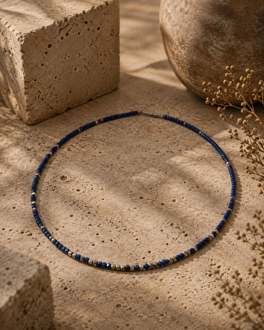 Diese Lapis-W&uuml;rfel-Kette, Modellnummer LAPIS W&Uuml;RFEL KETTE, ist ein elegantes Schmuckst&uuml;ck aus der Kategorie "Jewel". Die Kette pr&auml;sentiert wundersch&ouml;ne W&uuml;rfel aus Lapis, die jedem Outfit einen Hauch von Raffinesse verleihen. Am besten zur Geltung kommt sie, wenn sie alleine oder in Kombination mit passenden Ohrringen getragen wird, um ein harmonisches Erscheinungsbild zu schaffen.