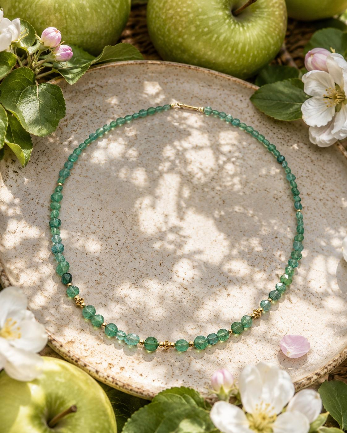 Das Produkt Frische Apfelsmarties, Modellnummer FRISCHE APFELSMARTIES, geh&ouml;rt zur Kategorie Schmuck als Halskette mit der Gr&ouml;&szlig;e 45. Diese stilvolle Halskette erg&auml;nzt perfekt jedes Outfit und verleiht Ihrem Look Frische. Tragen Sie sie alleine oder in Kombination mit anderen Schmuckst&uuml;cken, um ein modisches Statement zu setzen. Ein Must-Have f&uuml;r Schmuckliebhaber!